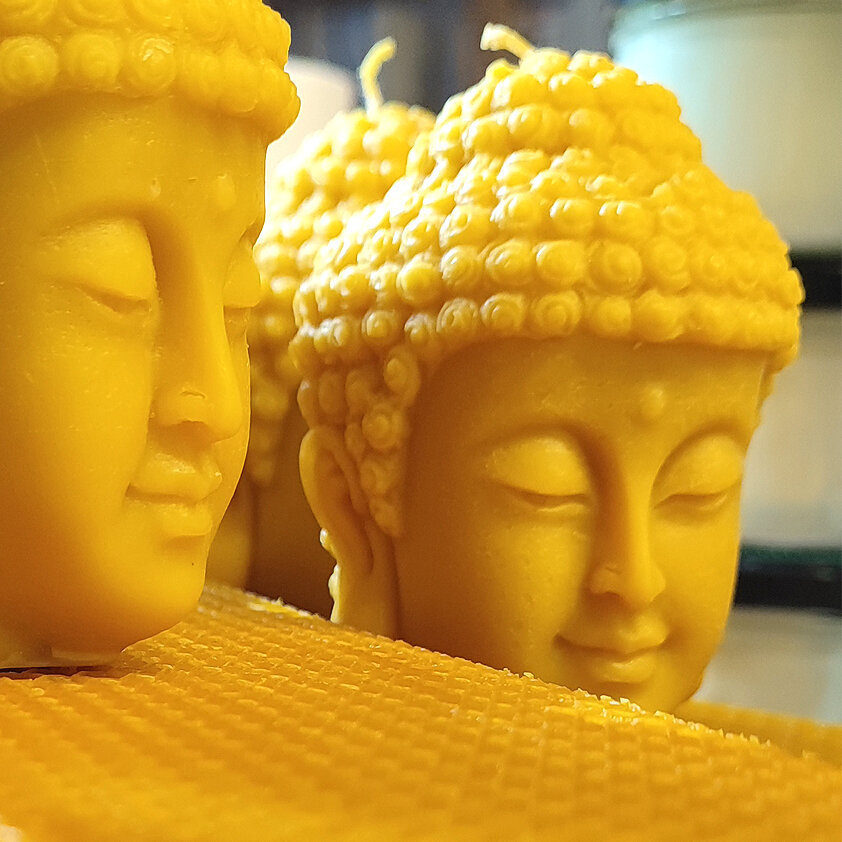 Vela con forma de Buda de cera de abeja y soja - Imagen 5